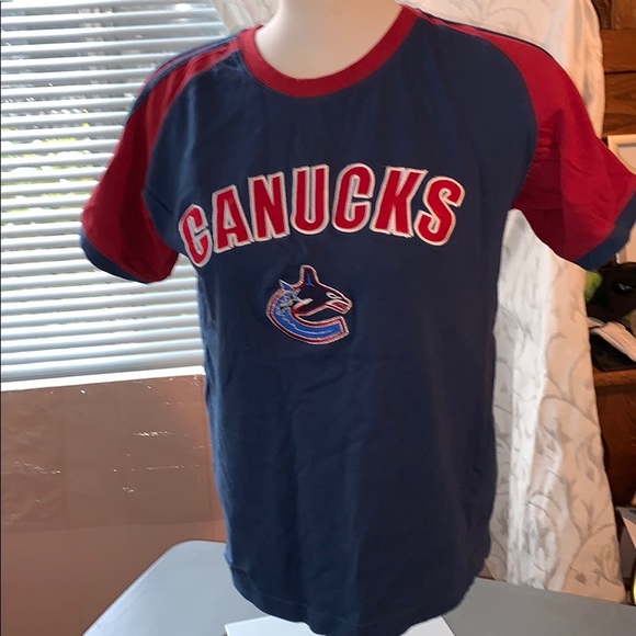 Vintage Canuck shirt fits like women’s medium - Picture 1 of 5